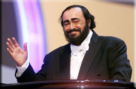 Luciano Pavarotti waves during the concert Pavarotti and Friends in Modena, May 29, 2001.
