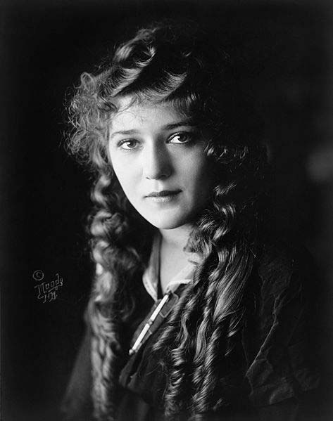 Mary Pickford becomes the first female film star to sign a million dollar contract