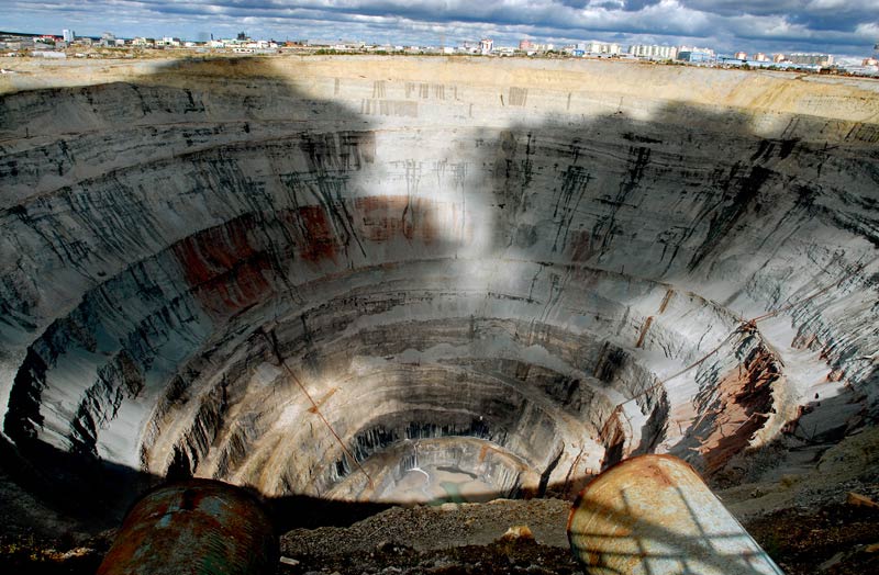 Mir Mine, the first diamond mine in the USSR is discovered