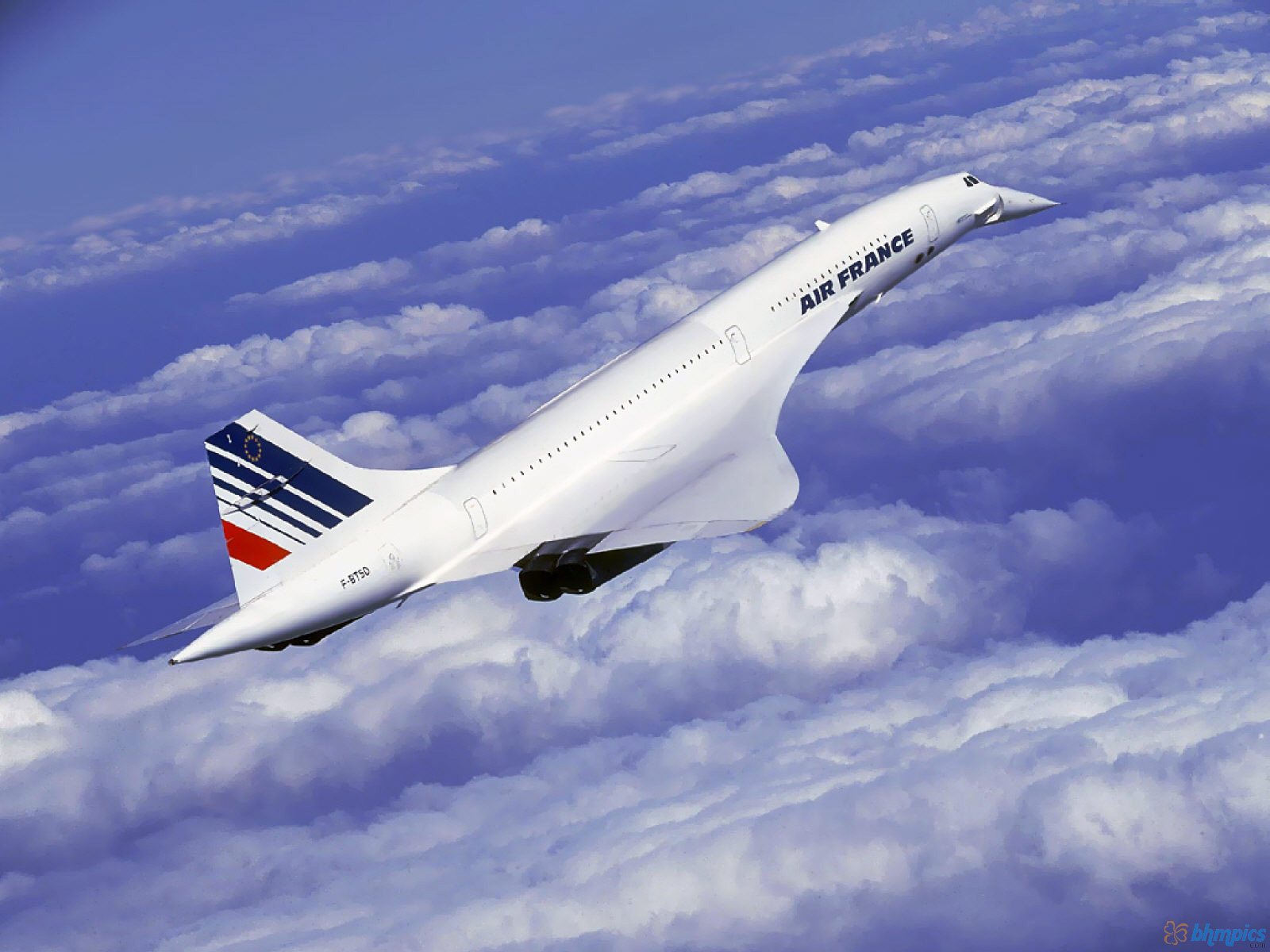 Air France Flight 4590, a Concorde supersonic passenger jet, F-BTSC, crashes just after takeoff from Paris killing all 109 aboard and 4 on the ground