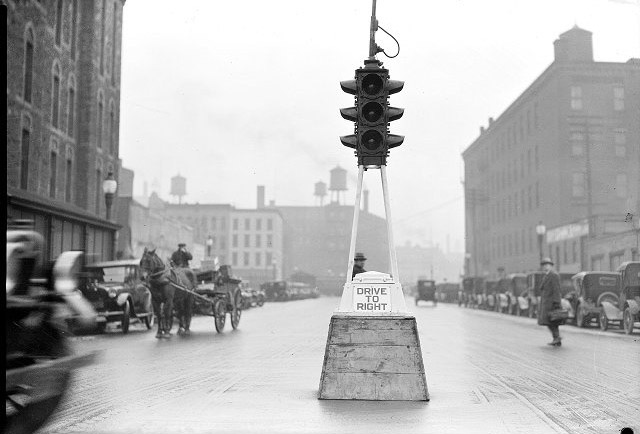 Cleveland, Ohio: the first electric traffic light is installed