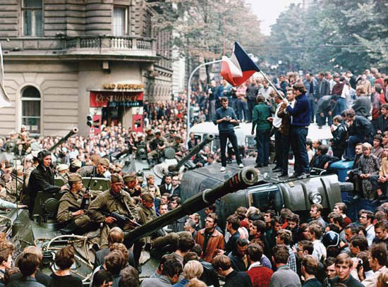 Soviet Union-dominated Warsaw Pact troops invade Czechoslovakia, crushing the Prague Spring; on the same day, Nicolae Ceauşescu, leader of Communist Romania, publicly condemns the Soviet maneuver, encouraging the Romanian population to arm itself against possible Soviet reprisals