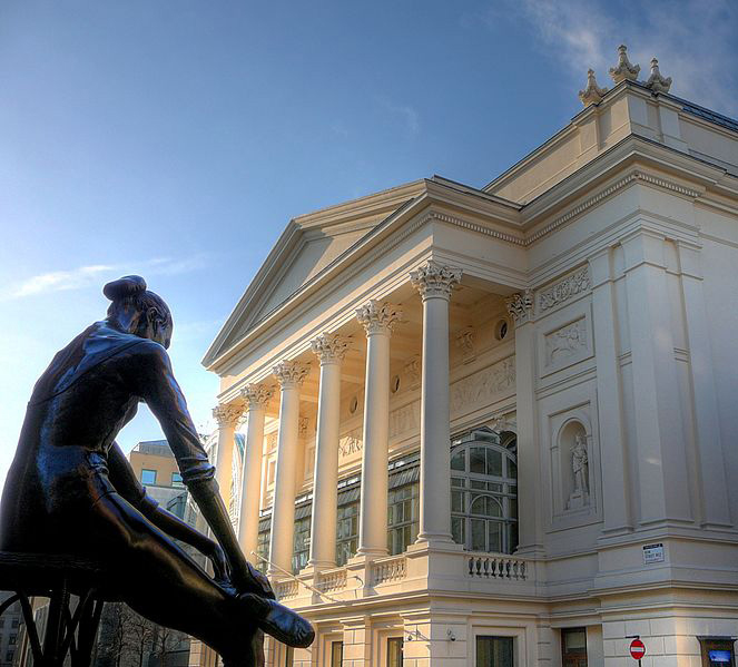 Royal Opera House in London opens at Covent Garden