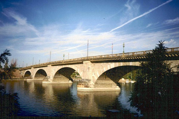 Sold, dismantled and moved to the United States, London Bridge reopens in Lake Havasu City, Arizona
