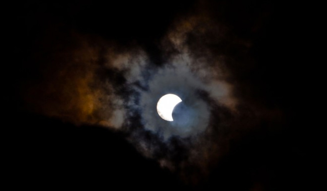 A rare solar eclipse sweeps across Africa, Europe and the Eastern United States (Darkroom.BaltimoreSun - Desiree Martin, AFP)