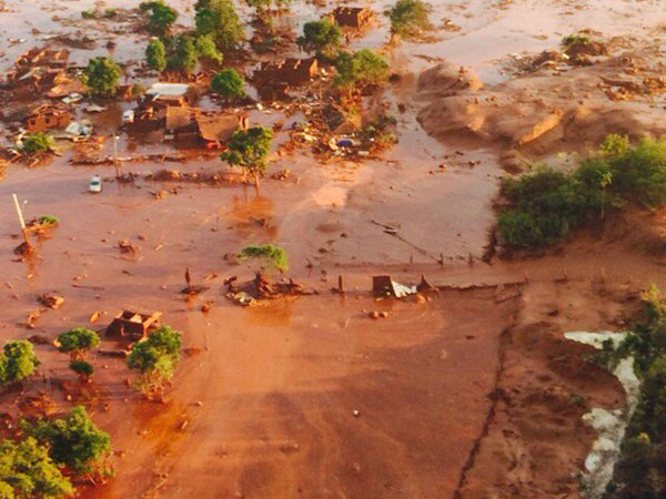 Bento Rodrigues dam disaster: An iron ore tailings dam bursts in the Brazilian state of Minas Gerais flooding a valley, causing mudslides in the nearby village of Bento Rodrigues and causing at least 17 deaths and 2 missing.